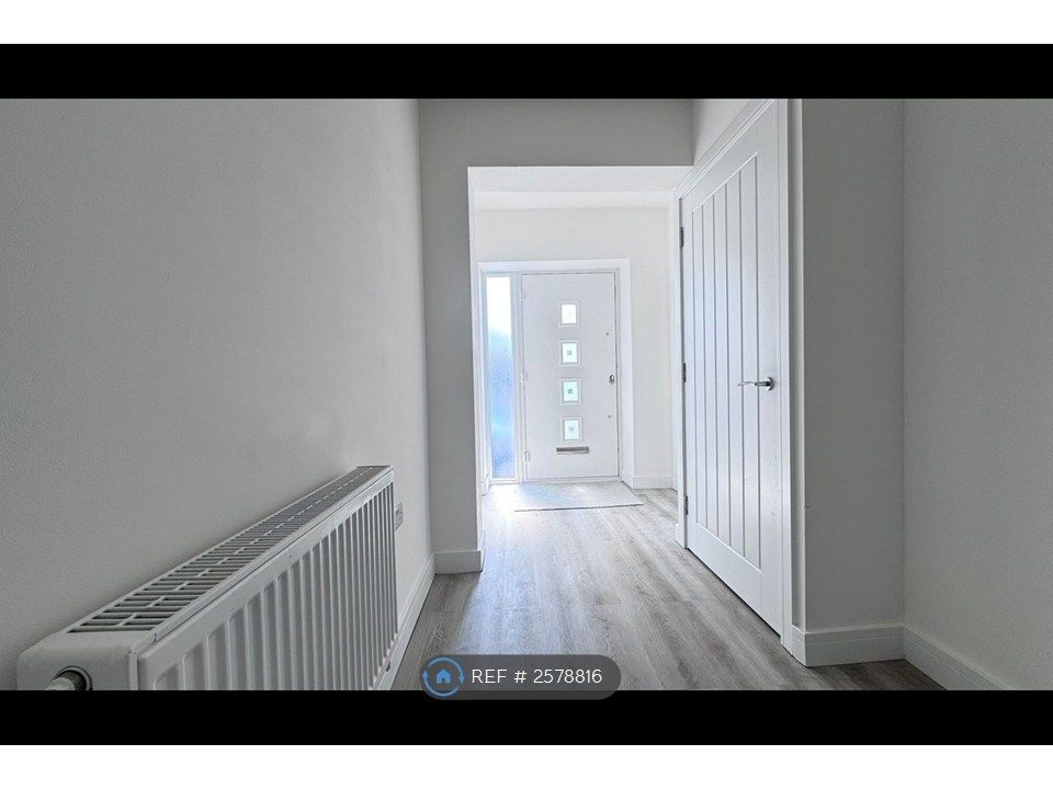 Property photo 3 of 23 Entrance Hall