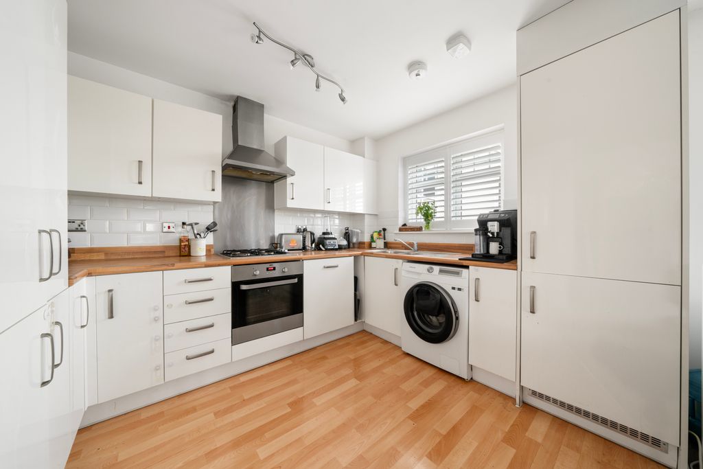 Property photo 3 of 18 Kitchen