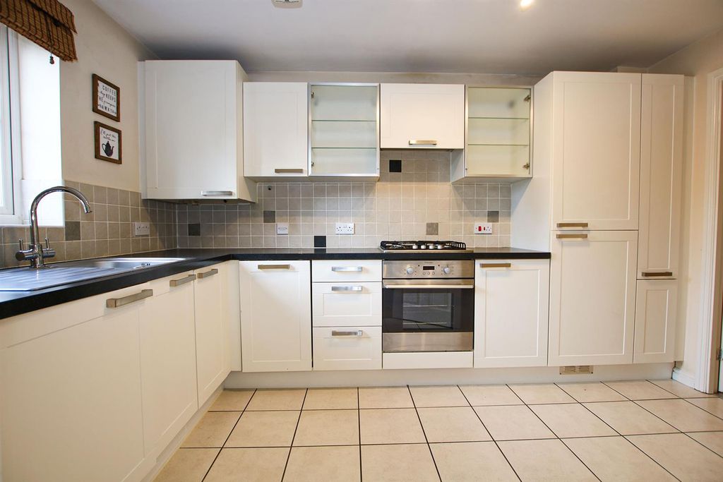 Property photo 2 of 13 Kitchen Oven.Jpg