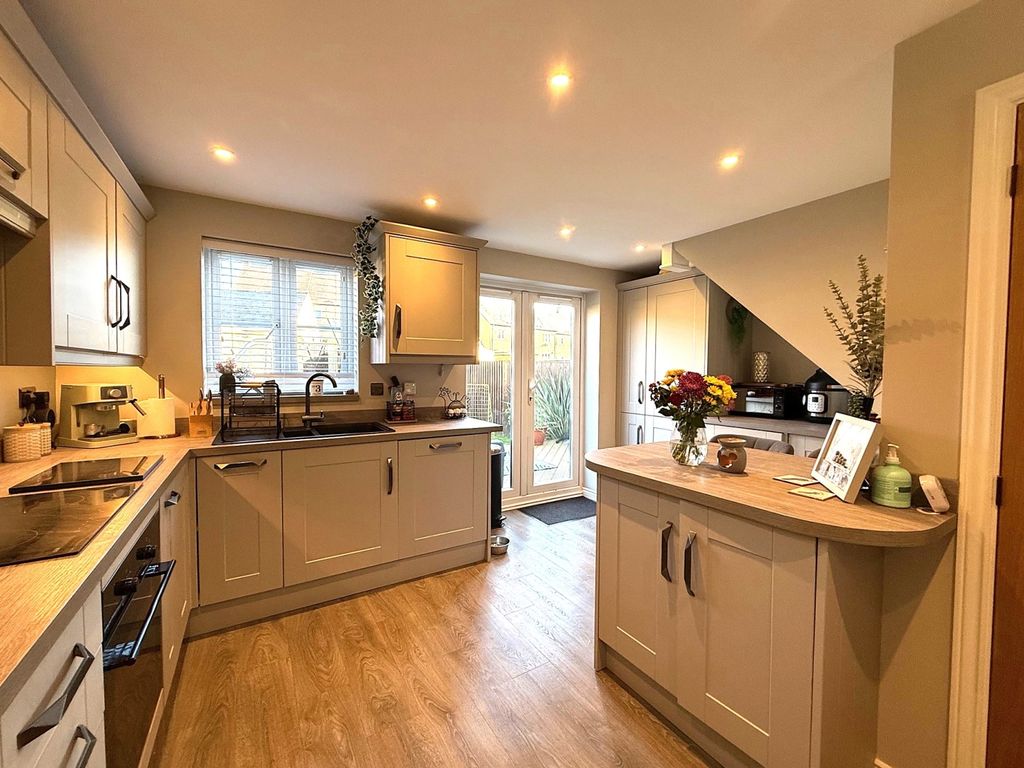 Property photo 2 of 11 Kitchen