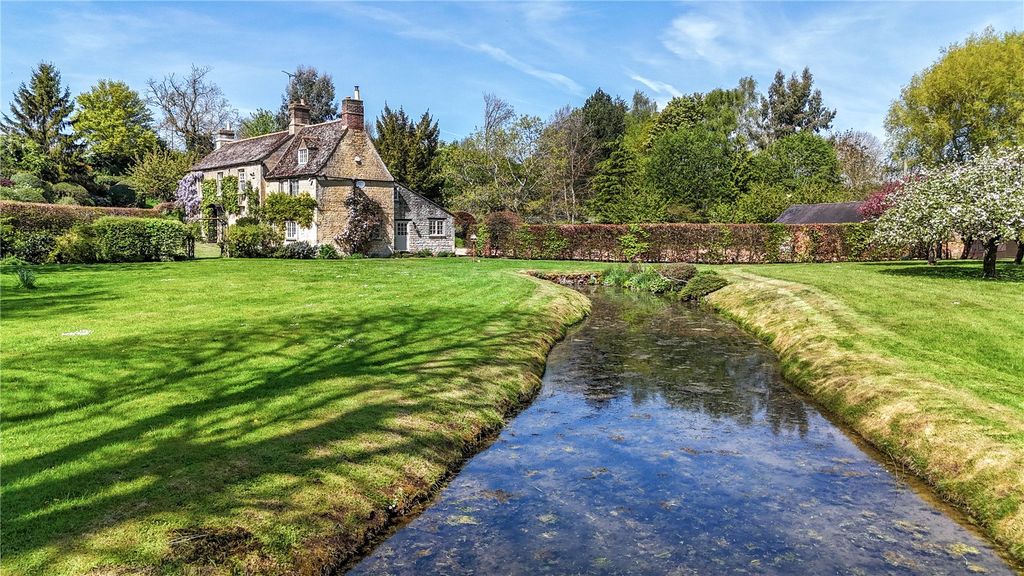 Property photo 2 of 24 The Mill Race Leet