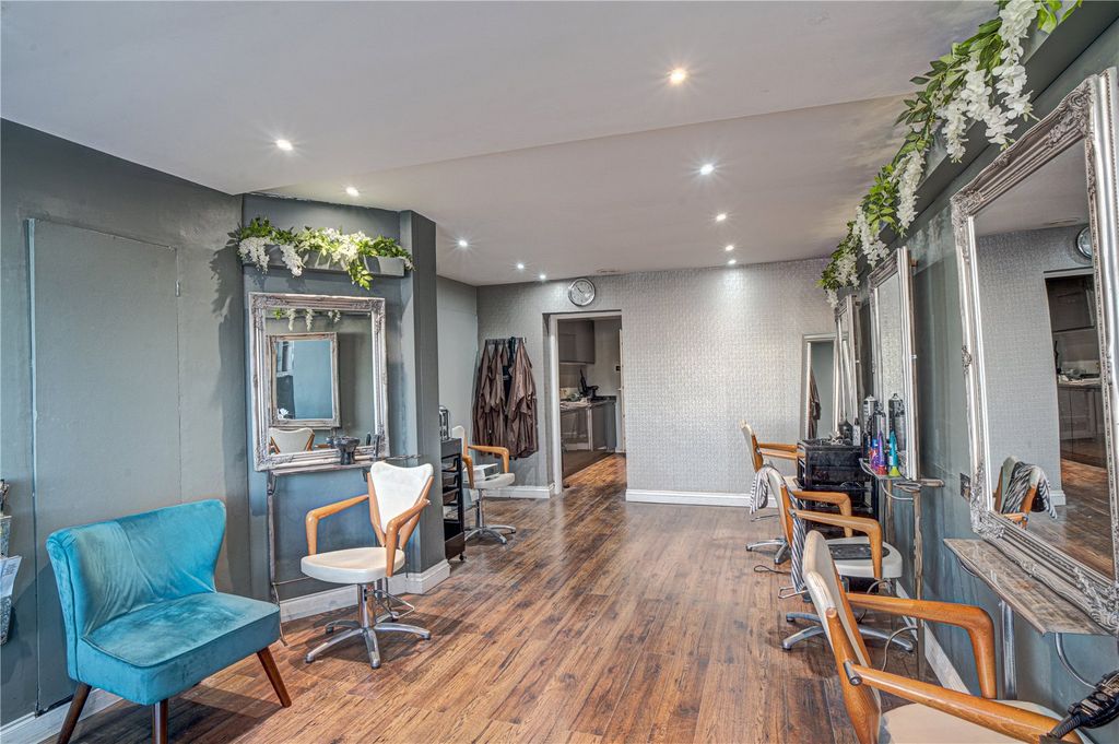 Property photo 2 of 6 Salon