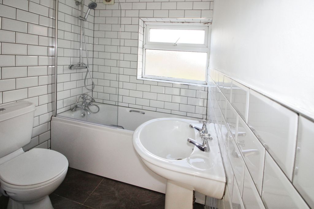 Property photo 3 of 16 Bathroom.Jpg