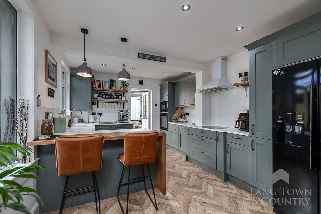 Property photo 2 of 28