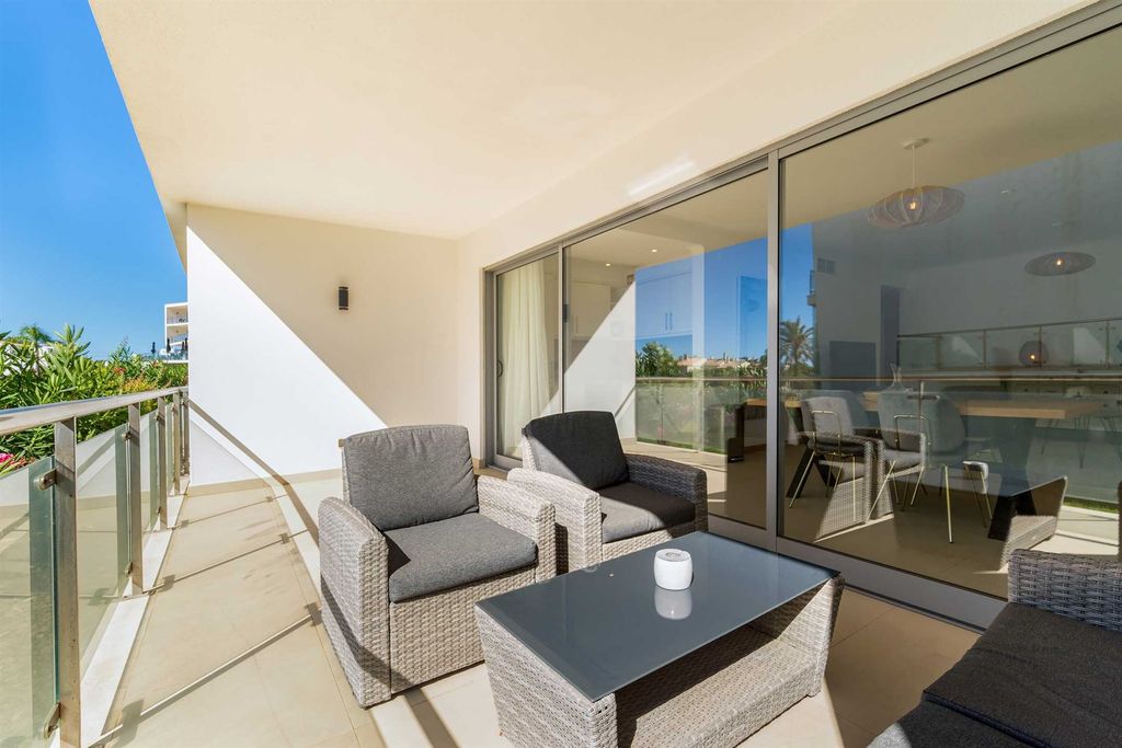 Property photo 1 of 29 Modern Apartment 600m From The Beach