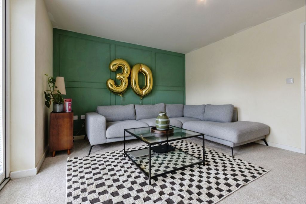 Property photo 2 of 15 Lounge