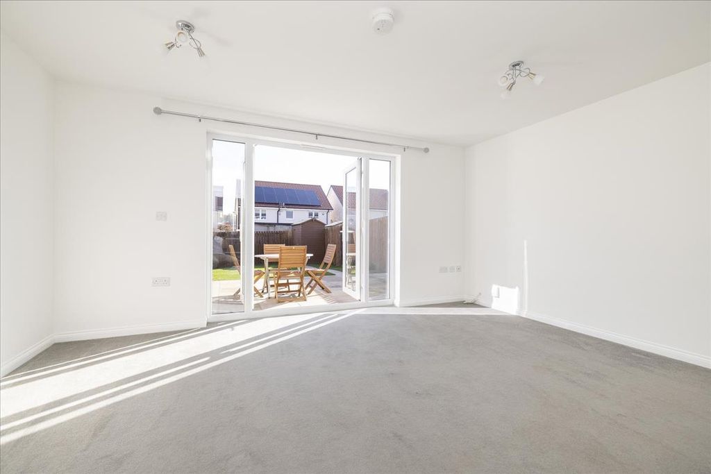 Property photo 2 of 25