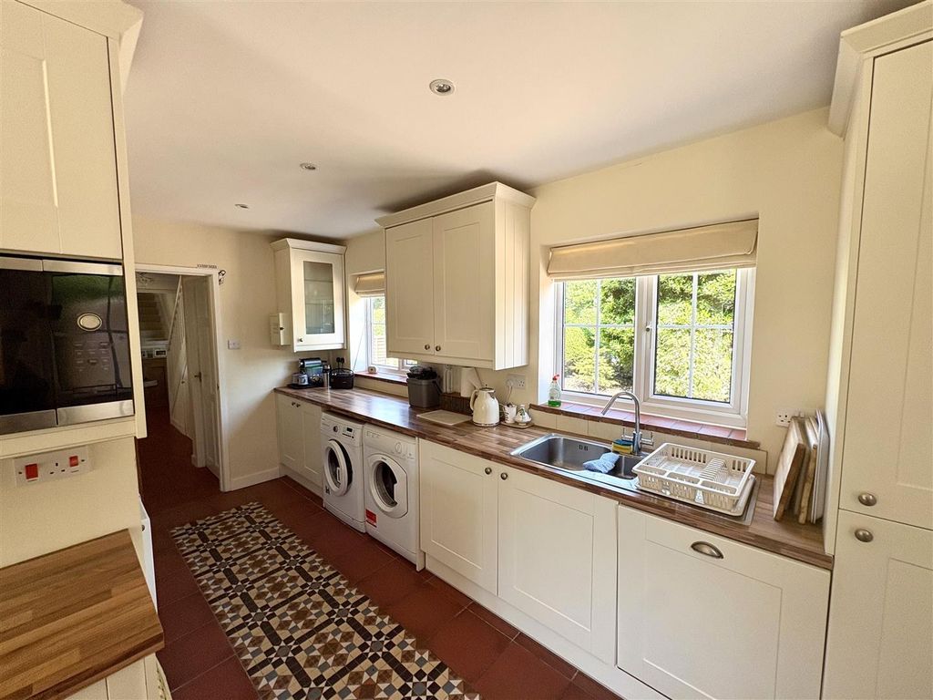 Property photo 3 of 14 Kitchen 1