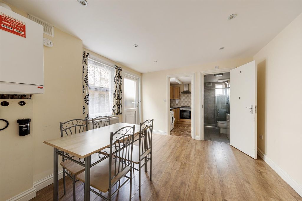 Property photo 2 of 15 Green Street, E7