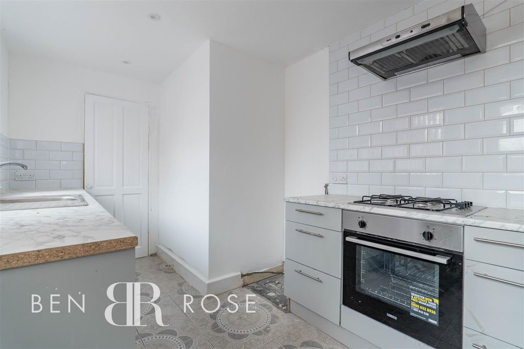 Property photo 3 of 19 Kitchen
