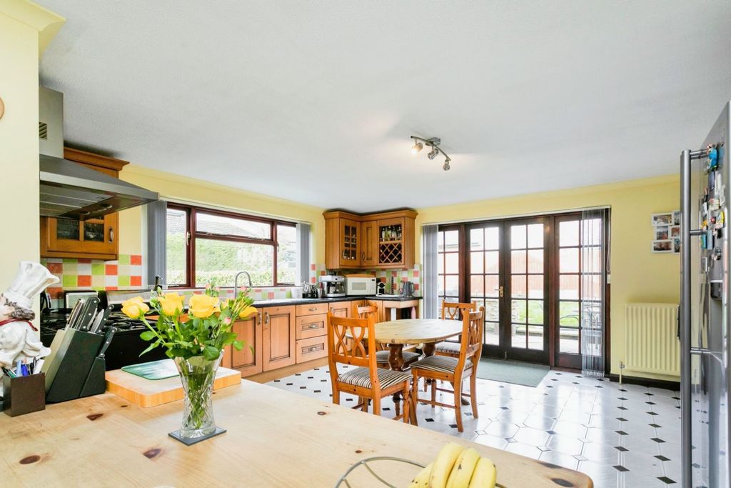 Property photo 2 of 20 Kitchen/Breakfast