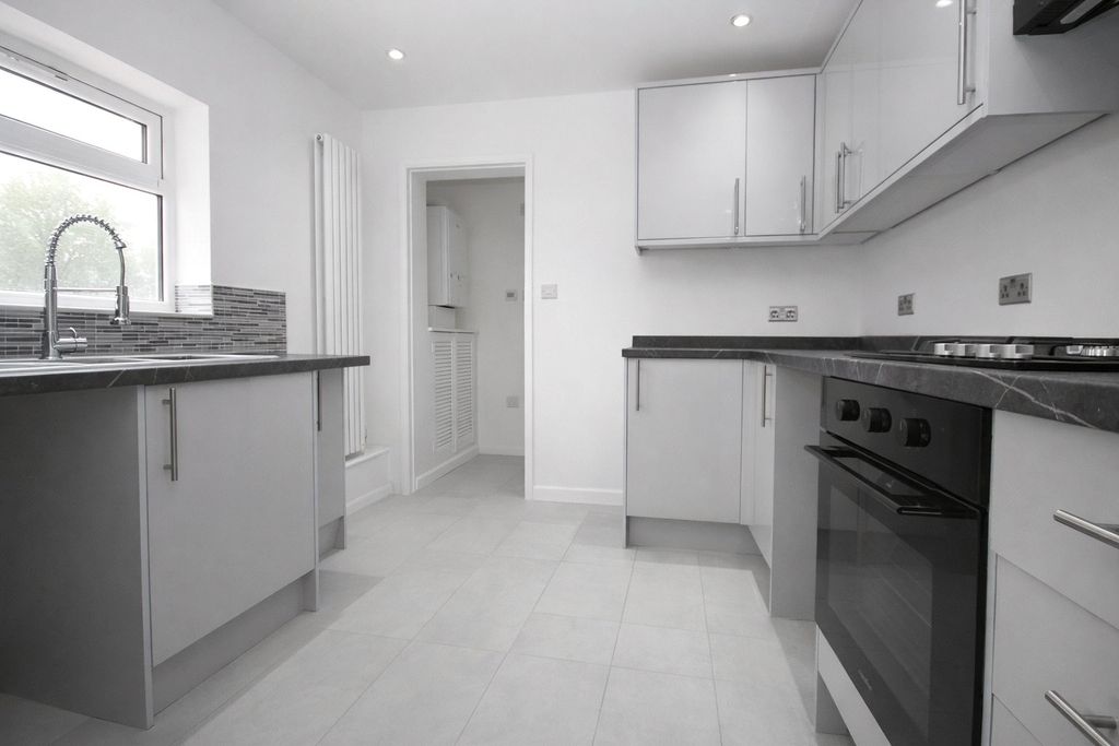 Property photo 2 of 9 Kitchen