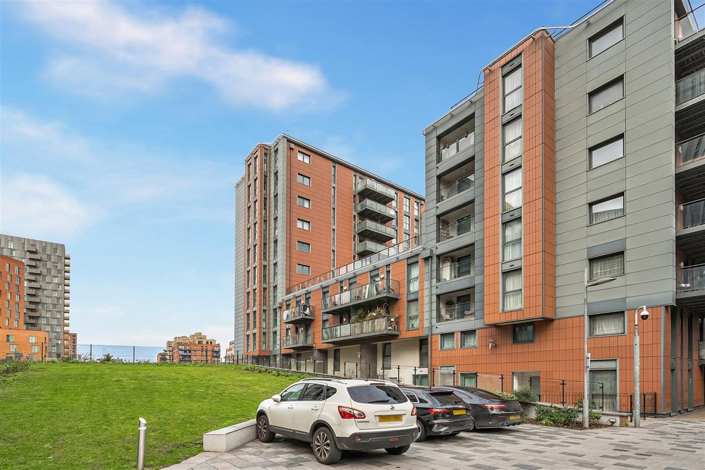 Property photo 1 of 15 Lebus Street, N17