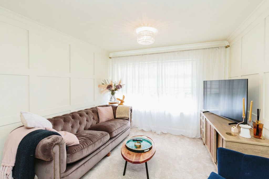 Property photo 2 of 16 Lounge