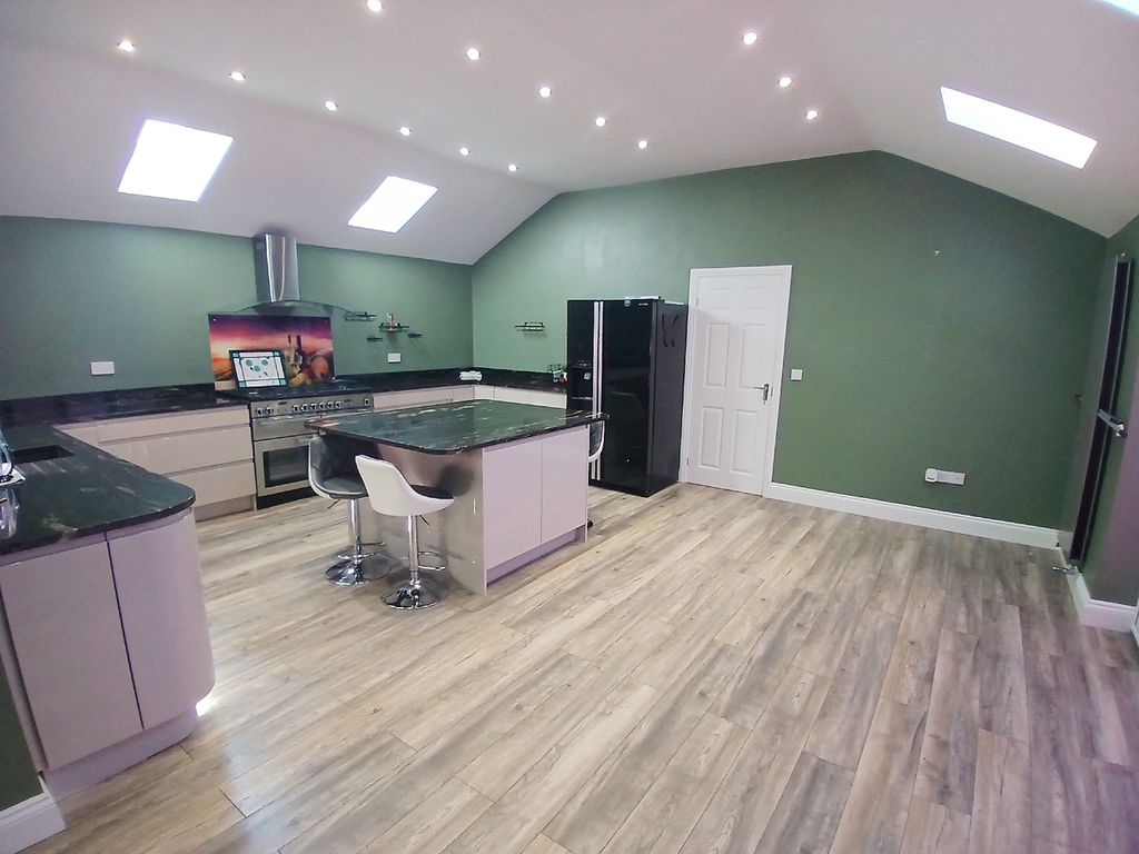 Property photo 2 of 19 Kitchen