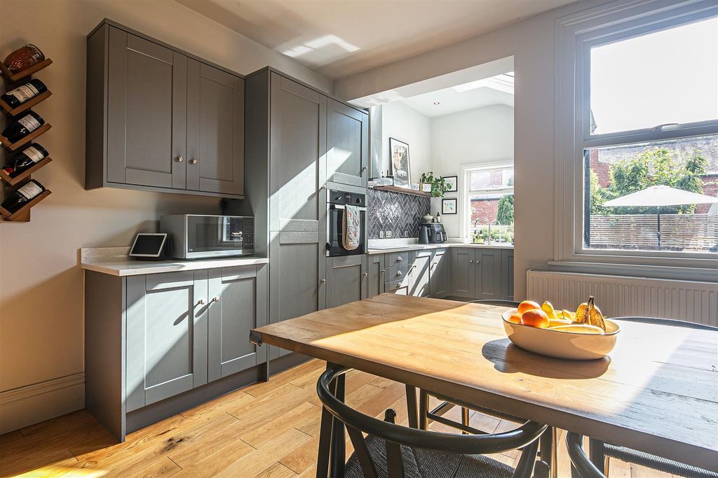 Property photo 2 of 21 Dining Kitchen