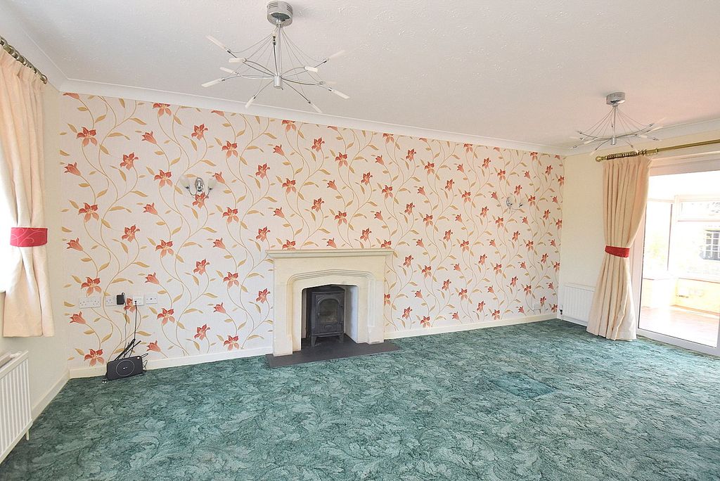 Property photo 2 of 18 Sitting Room