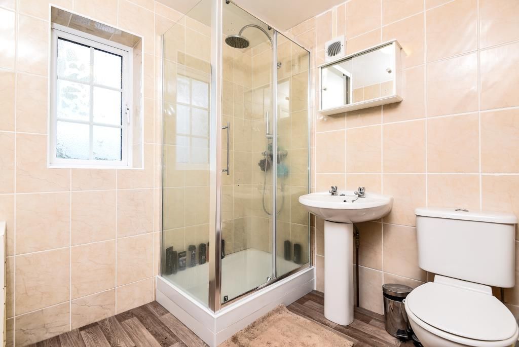 Property photo 3 of 10 Bathroom