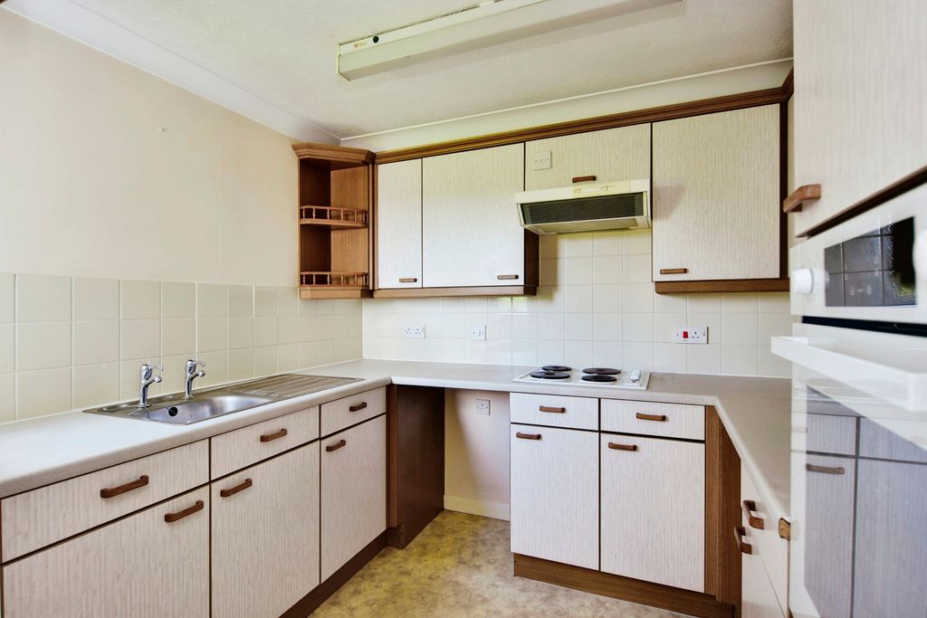 Property photo 3 of 10 Kitchen