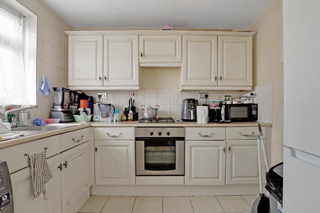 Property photo 3 of 9 04-F171Jhpropwpen - 26 Benwick Court - 25.Jpg