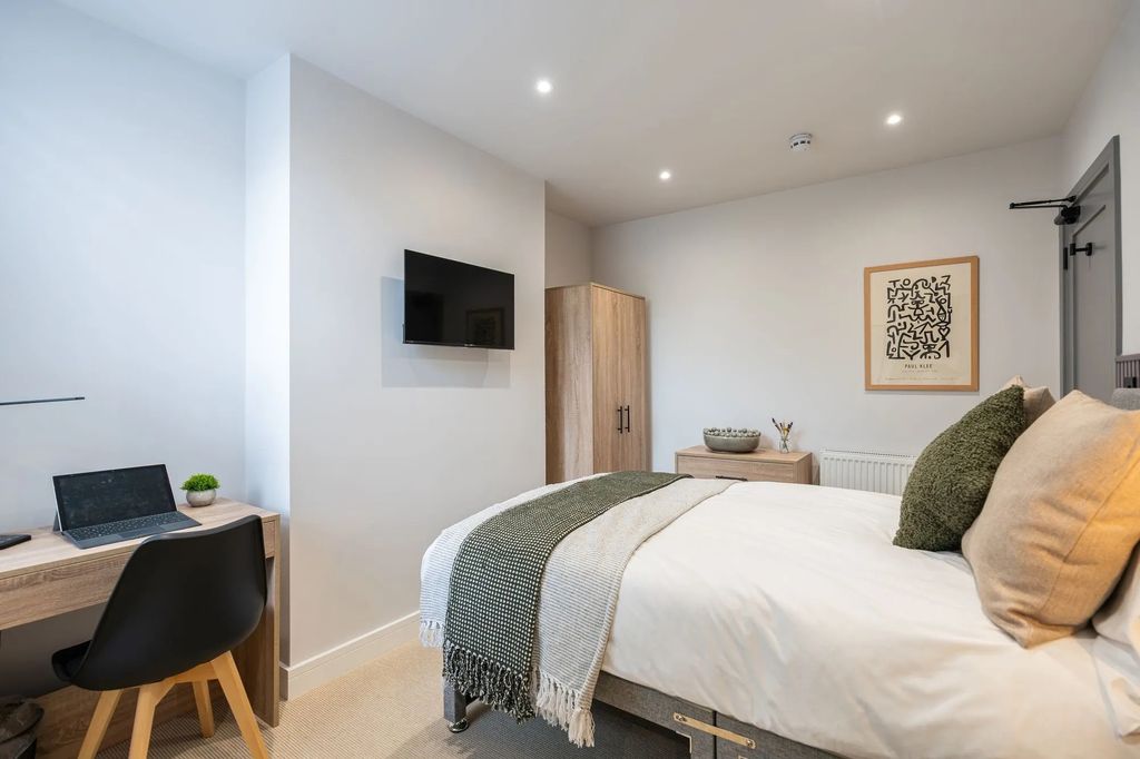 Property photo 2 of 28 A Well-Presented Bedroom Featuring A Comfortable d...