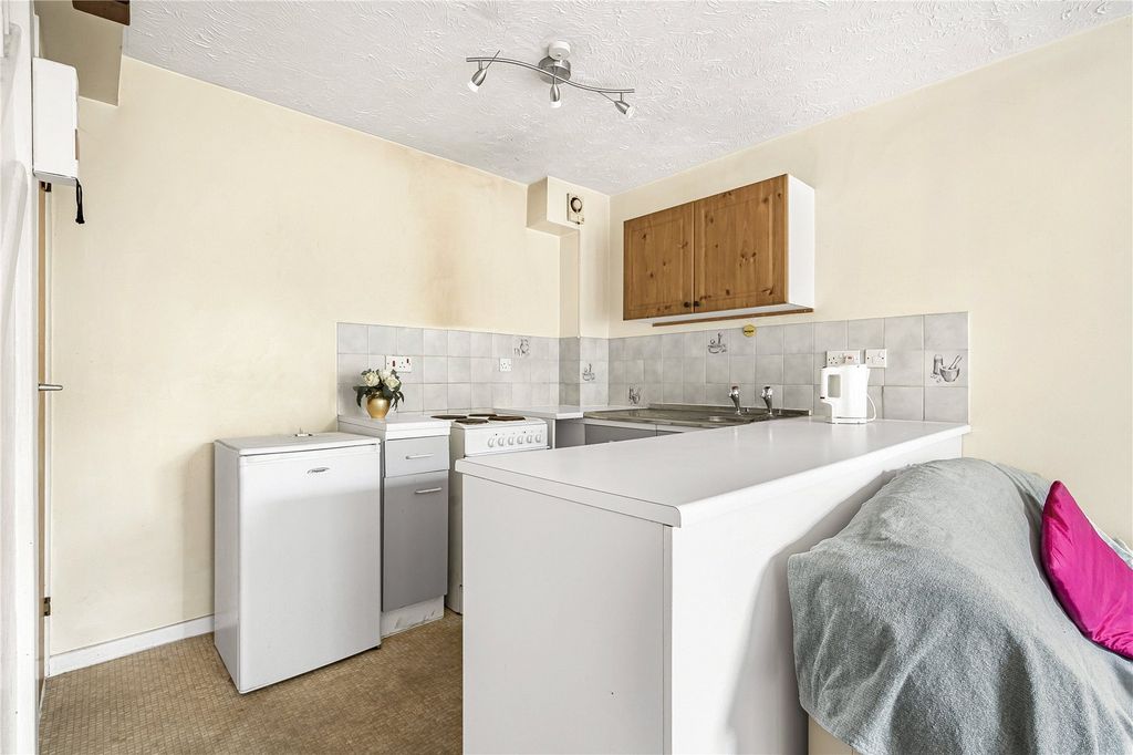 Property photo 3 of 9 Kitchen