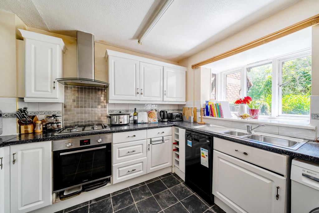 Property photo 2 of 16 1448413-19-69F1Ef...