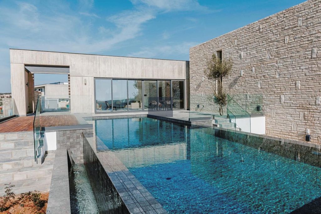 Property photo 2 of 40