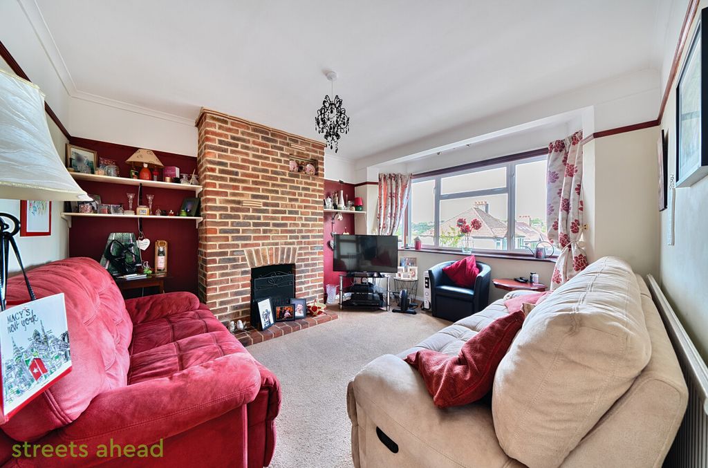 Property photo 2 of 12 0Ba15E02-06c1-4Ed...