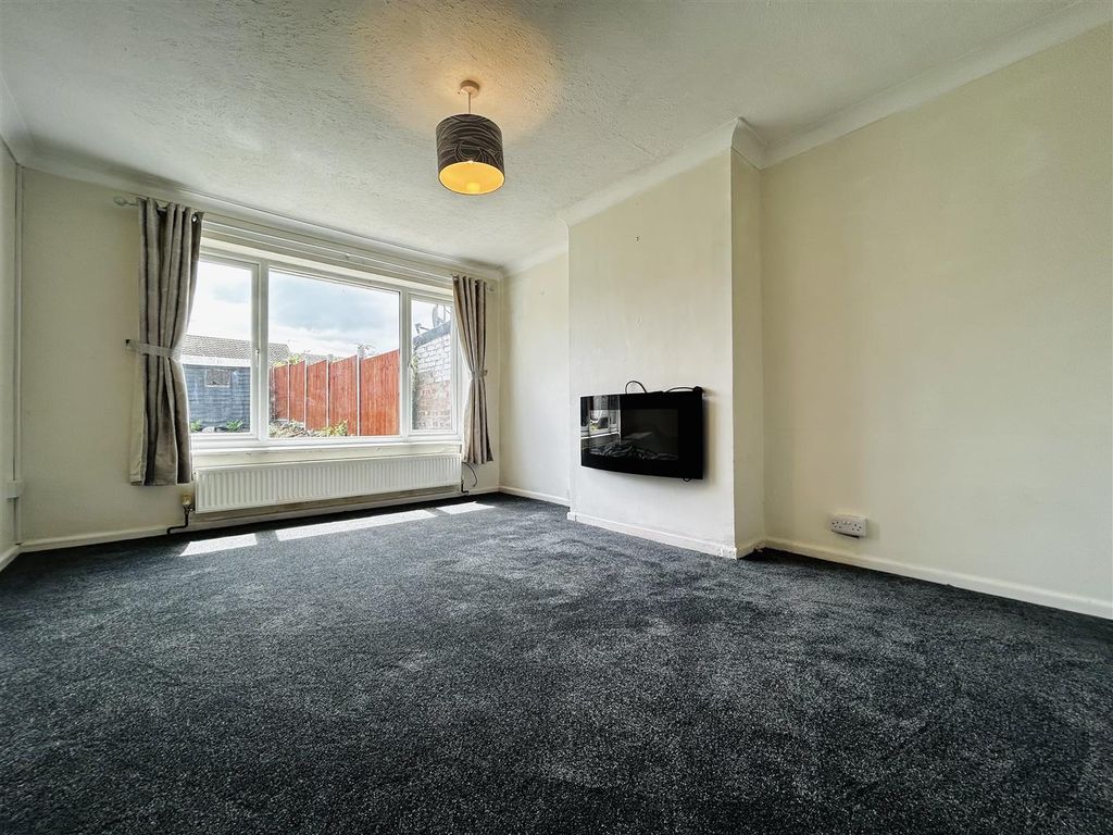 Property photo 3 of 11 Lounge