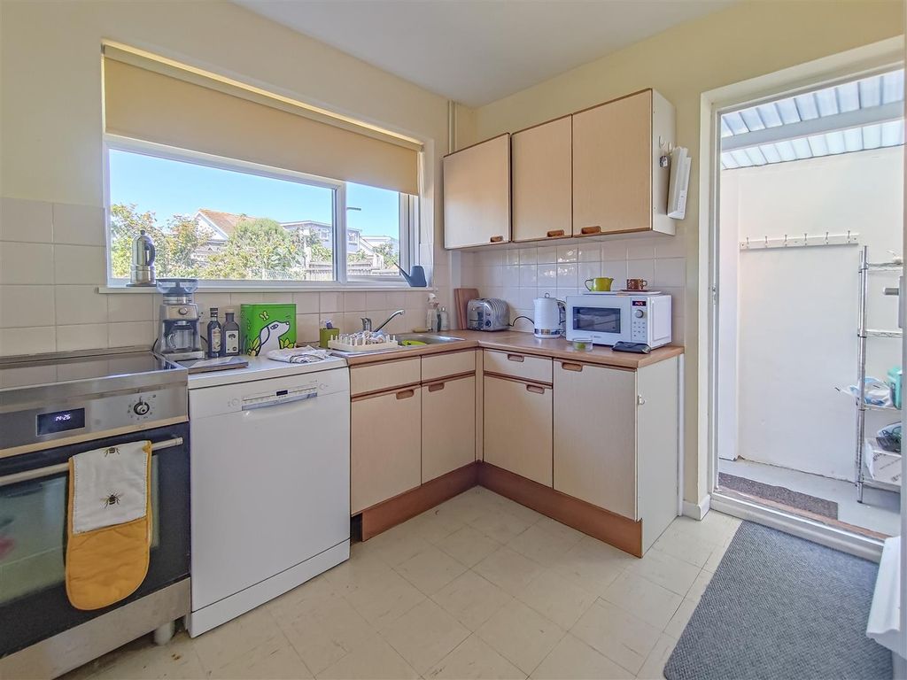 Property photo 3 of 11 Kitchen