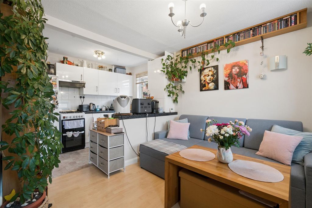 Property photo 2 of 9 22 Willow View Sw19 Reception 1.Jpg