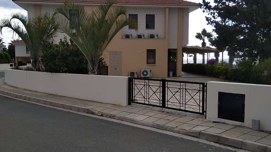 Property photo 2 of 31
