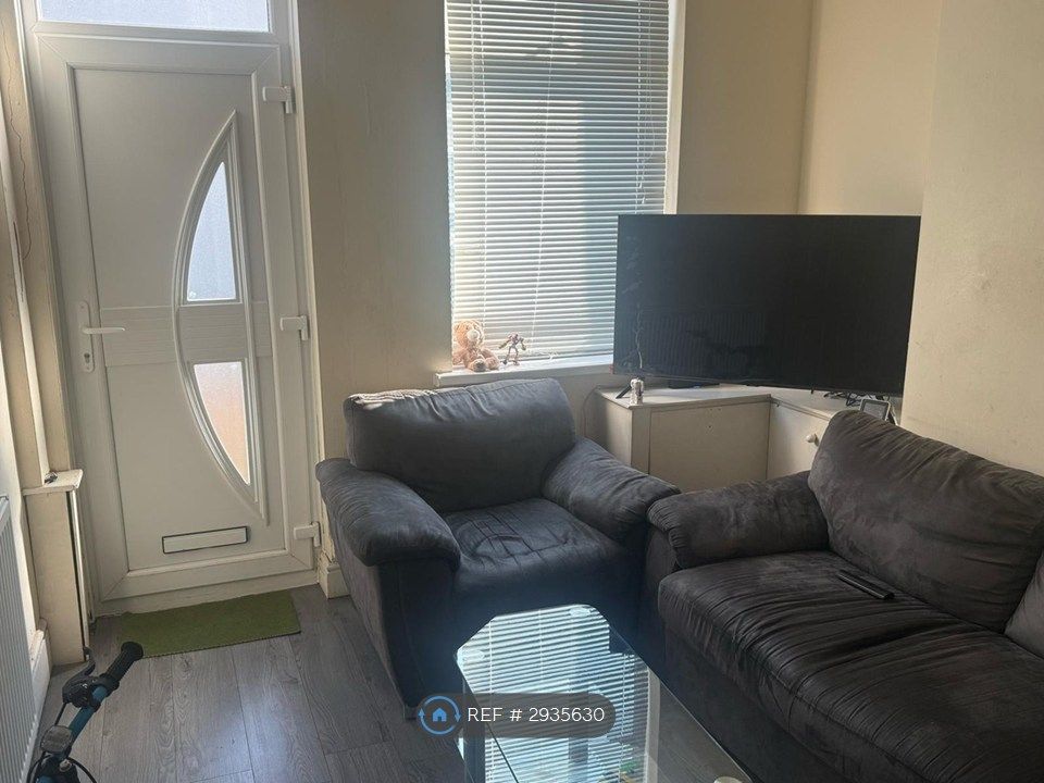 Property photo 3 of 9 Front Lounge