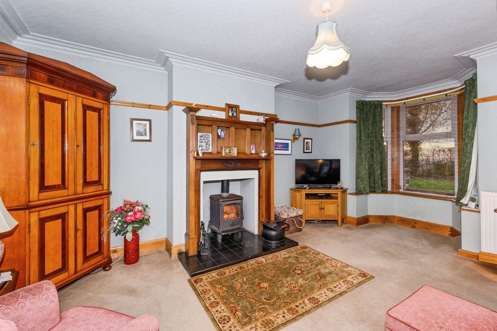 Property photo 2 of 11 Living Room