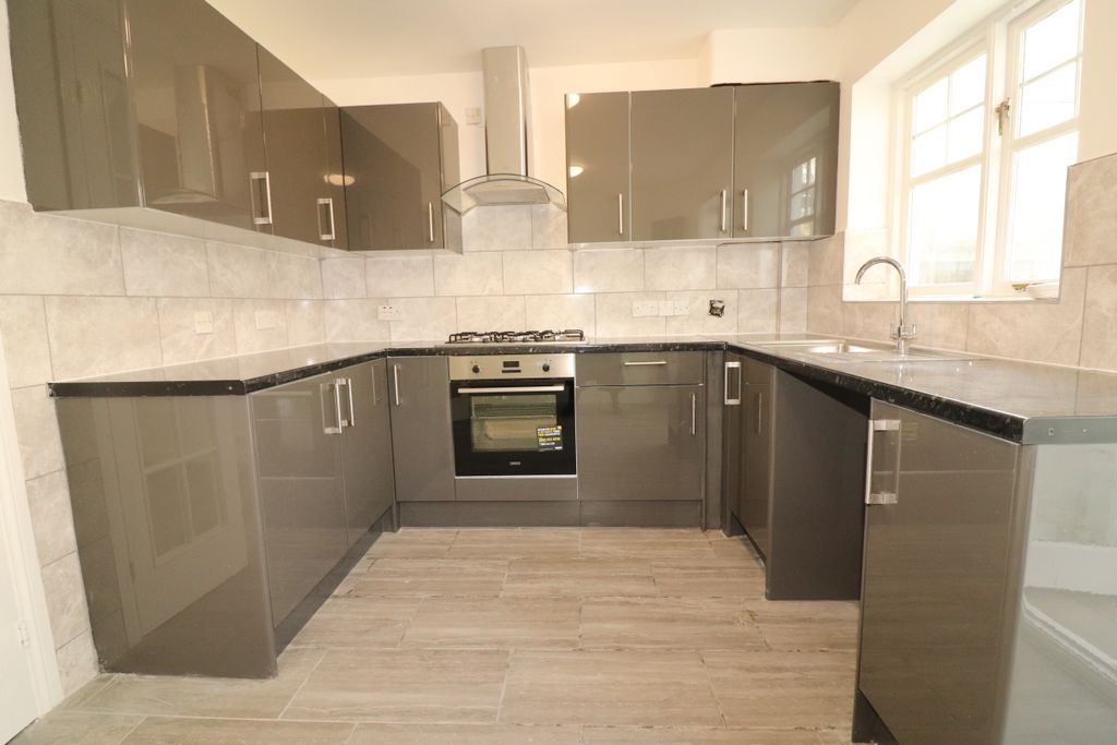 Property photo 2 of 9 Kitchen