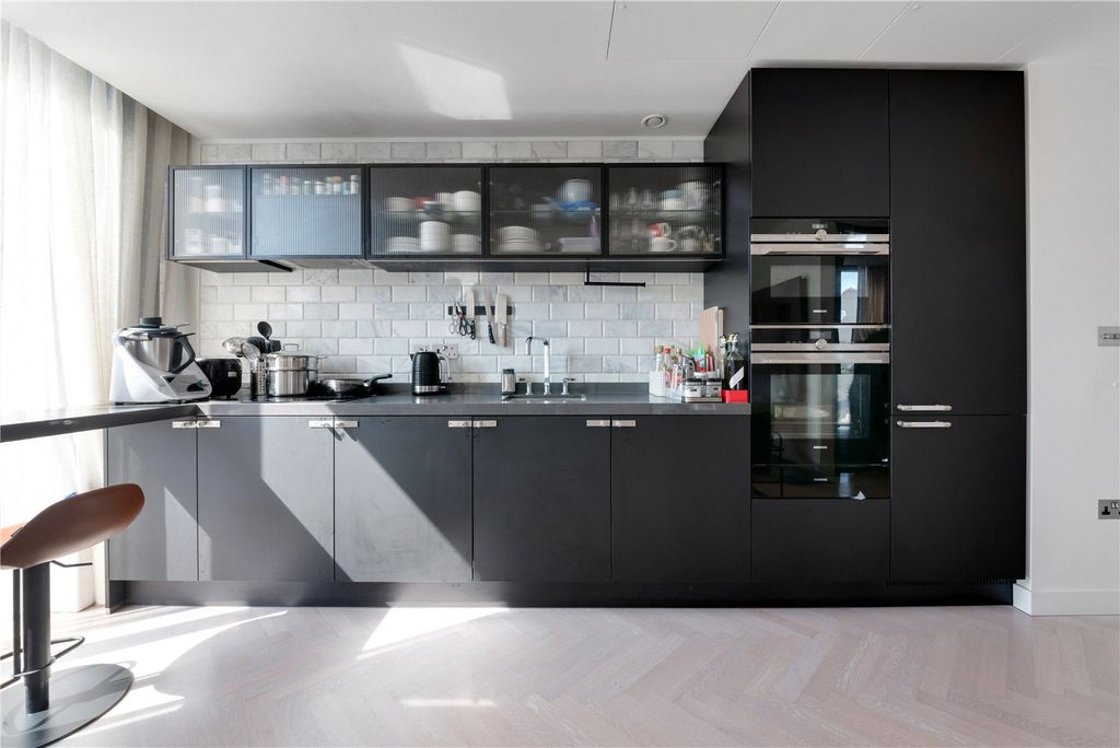 Property photo 2 of 16 One Crown Place