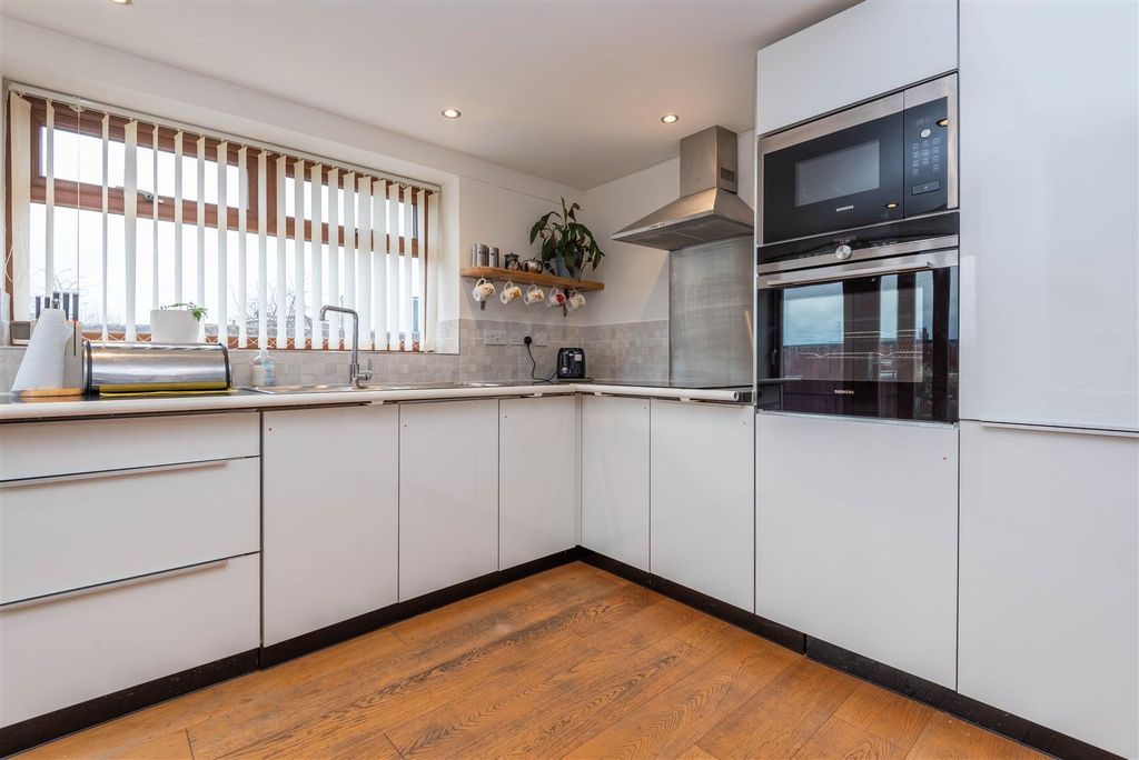 Property photo 3 of 17 Kitchen/Dining Room