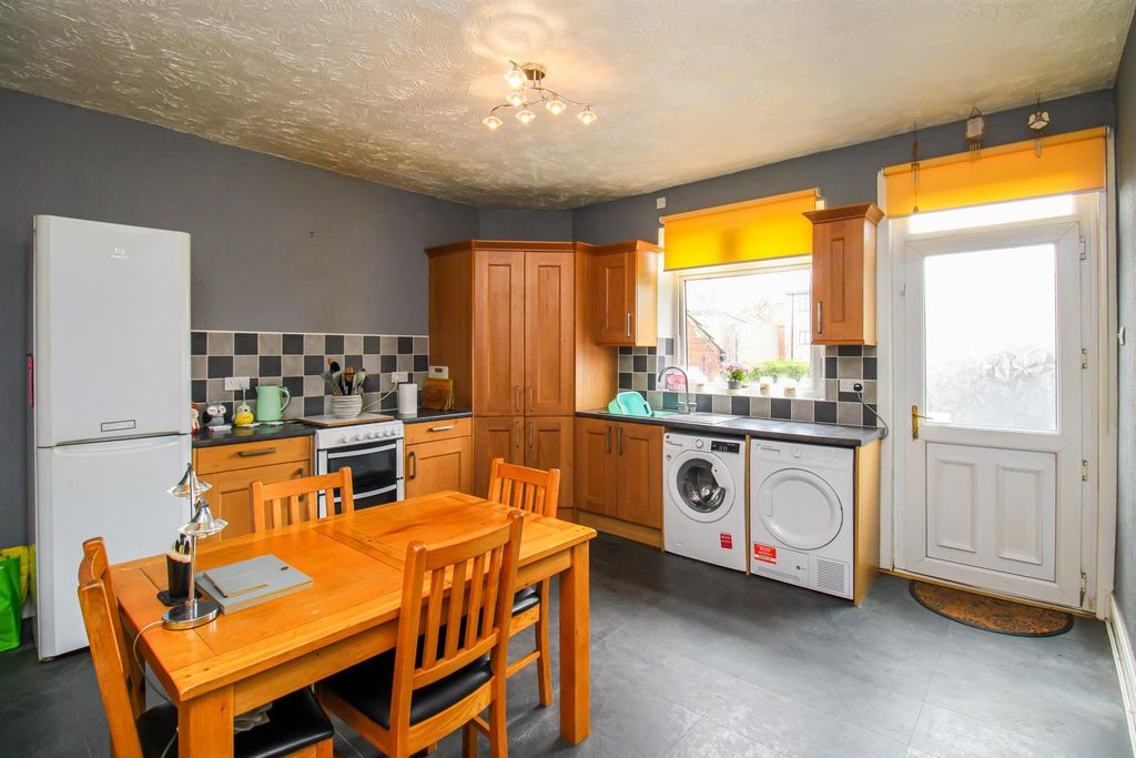 Property photo 3 of 9 Kitchen Diner