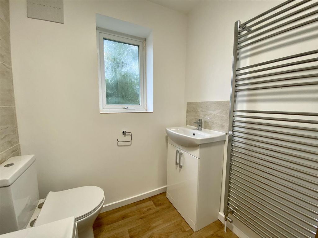Property photo 3 of 11 3 Meadowbrook Rd Bathroom 2.Jpg