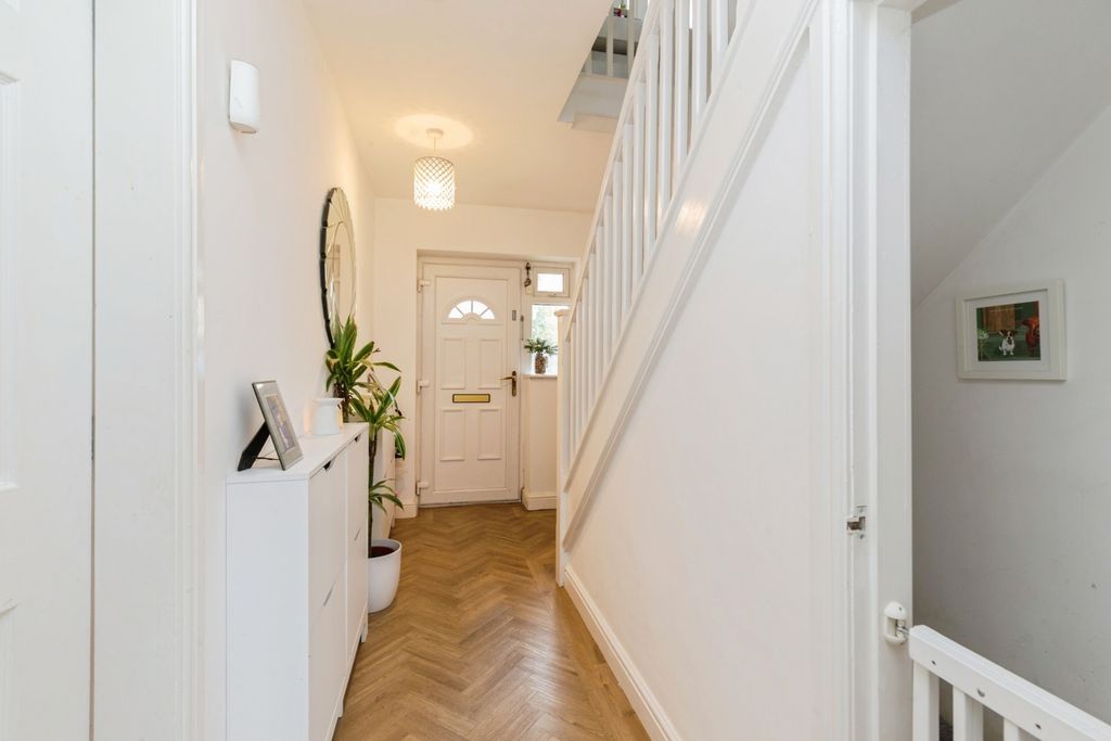 Property photo 2 of 19 Hallway