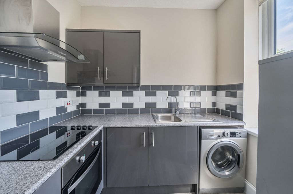 Property photo 2 of 12 1336823-9-689606F...