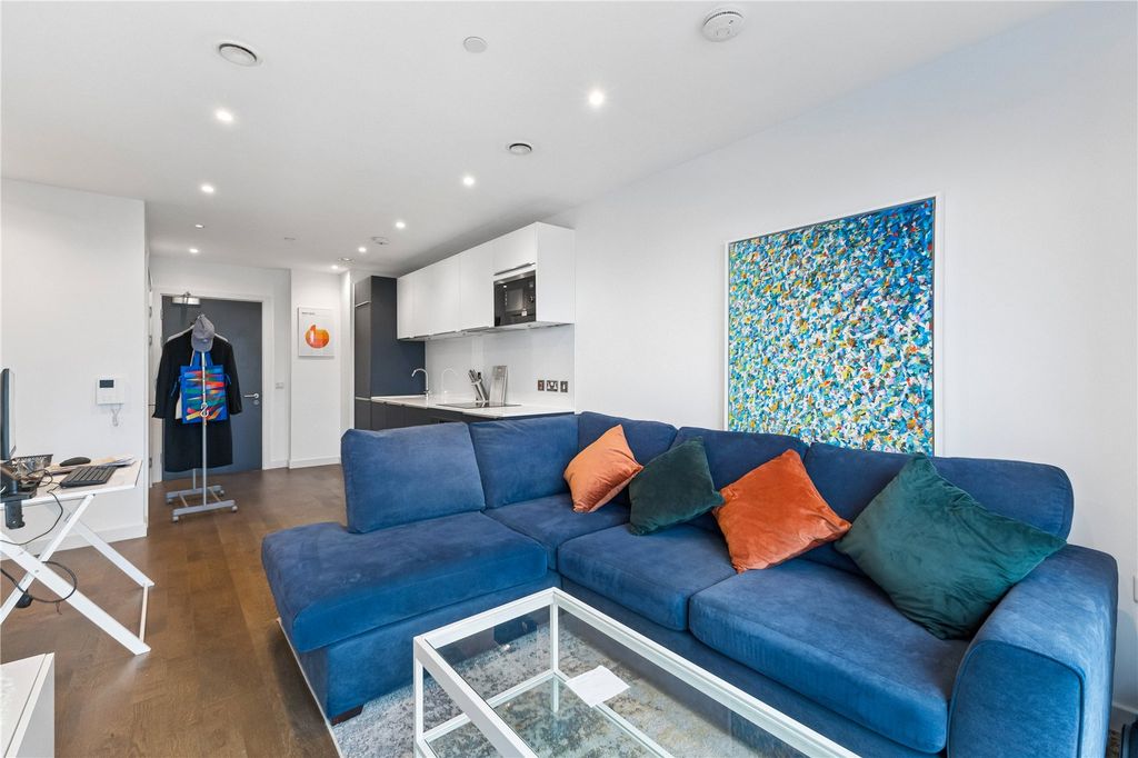 Property photo 3 of 15 Lounge