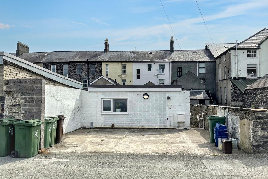 Property photo 3 of 4 144 High Street, Porthmadog, Ll49 9Nu