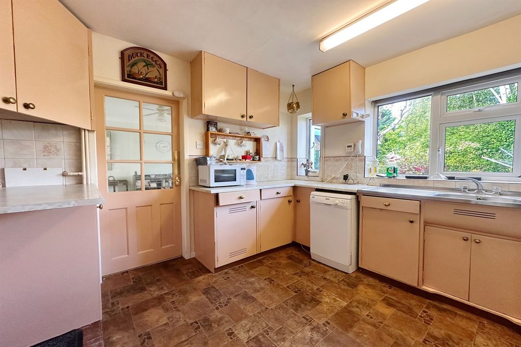 Property photo 3 of 14 Kitchen