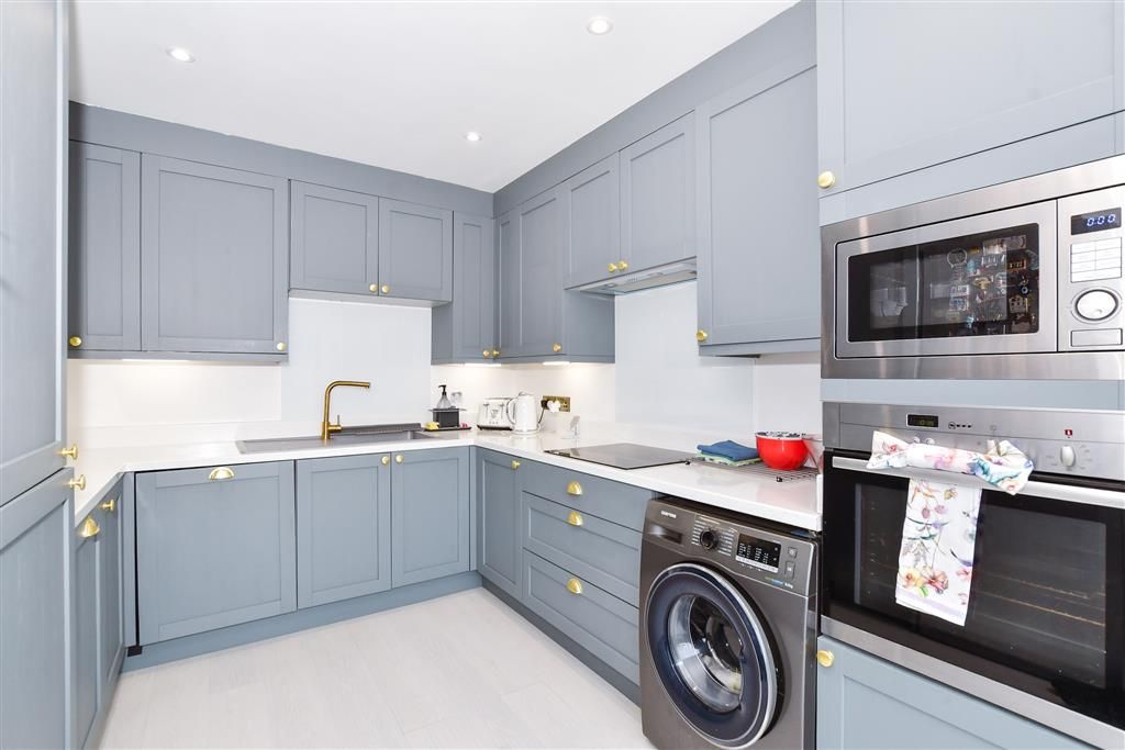Property photo 3 of 10 Kitchen
