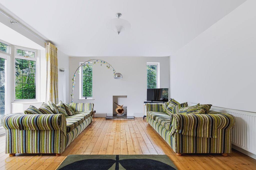 Property photo 3 of 19 Sitting Room