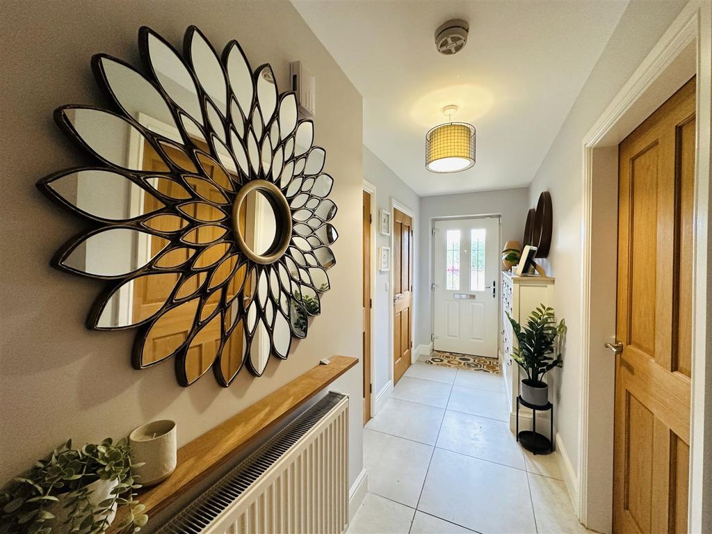 Property photo 2 of 24 Hallway.Jpg