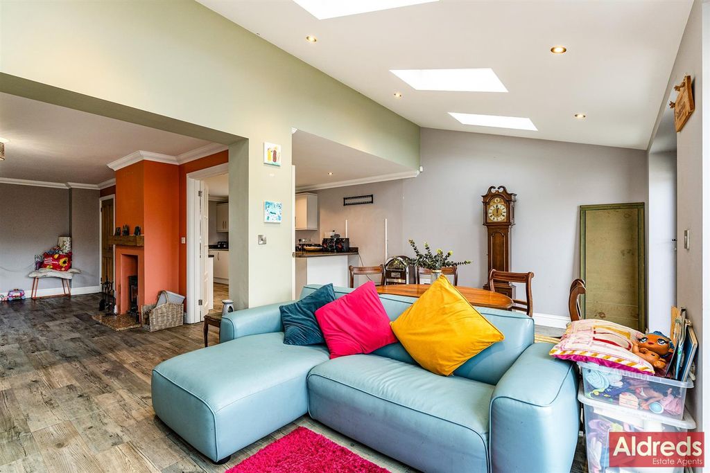 Property photo 2 of 20 The Street Corton (15).Jpg