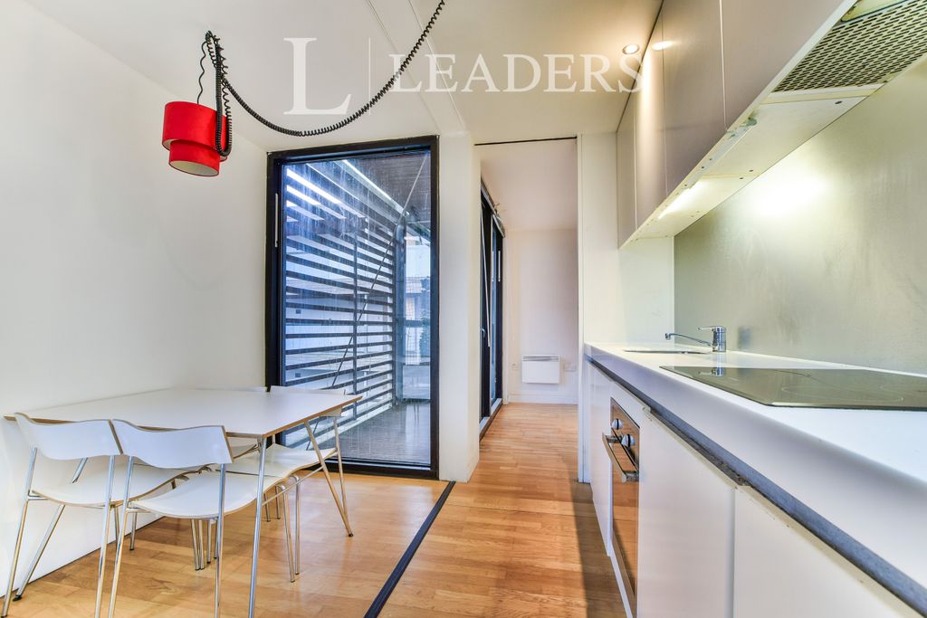 Property photo 3 of 10 Kitchen